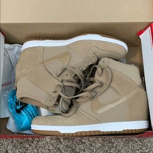 Nike Women’s Dunk Sky Hi Essential Sz 8